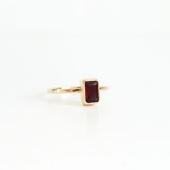 garnet gold ring rectangel